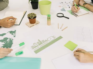 gruppo di uomini d affari che lavorano al risparmio energetico sul posto di lavoro